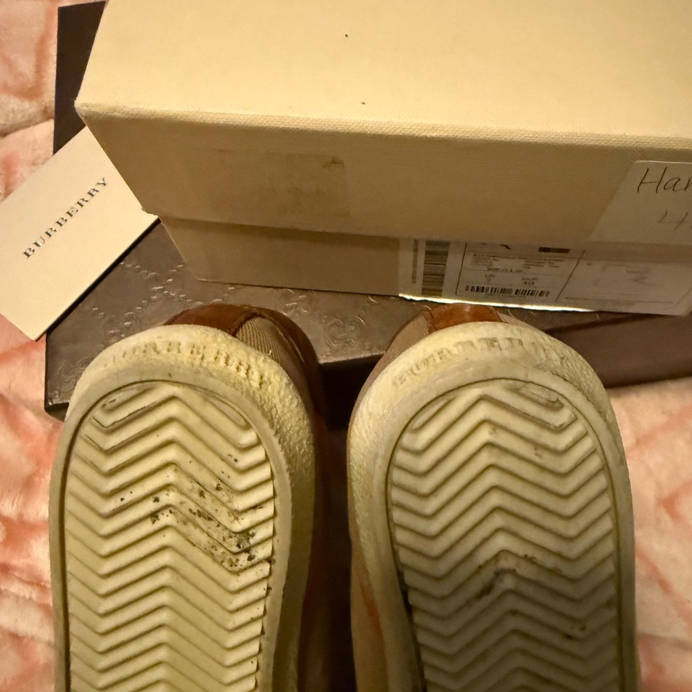 Burberry Sneakers
Brown leather trim Nova check sneakers. - Picture 3 of 4